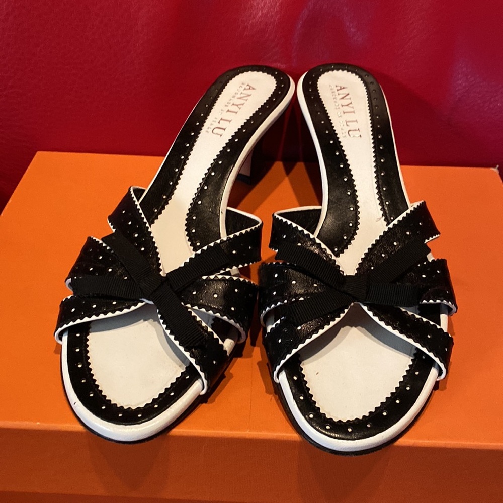 Anyi Lu Handmade in Italy 🇮🇹 Beautiful Leather Black White Slides
